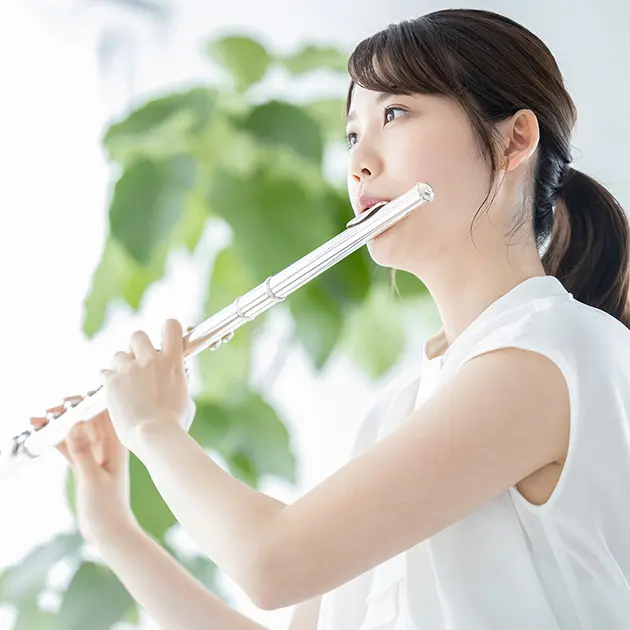 楽器を演奏する女性の画像