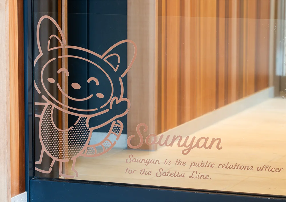 「『そうにゃん』コラボレーション」内装の様子 ガラス面にそうにゃんのイラスト